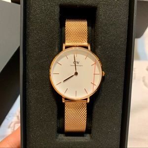 New never worn 32 mm rose gold Daniel Wellington watch